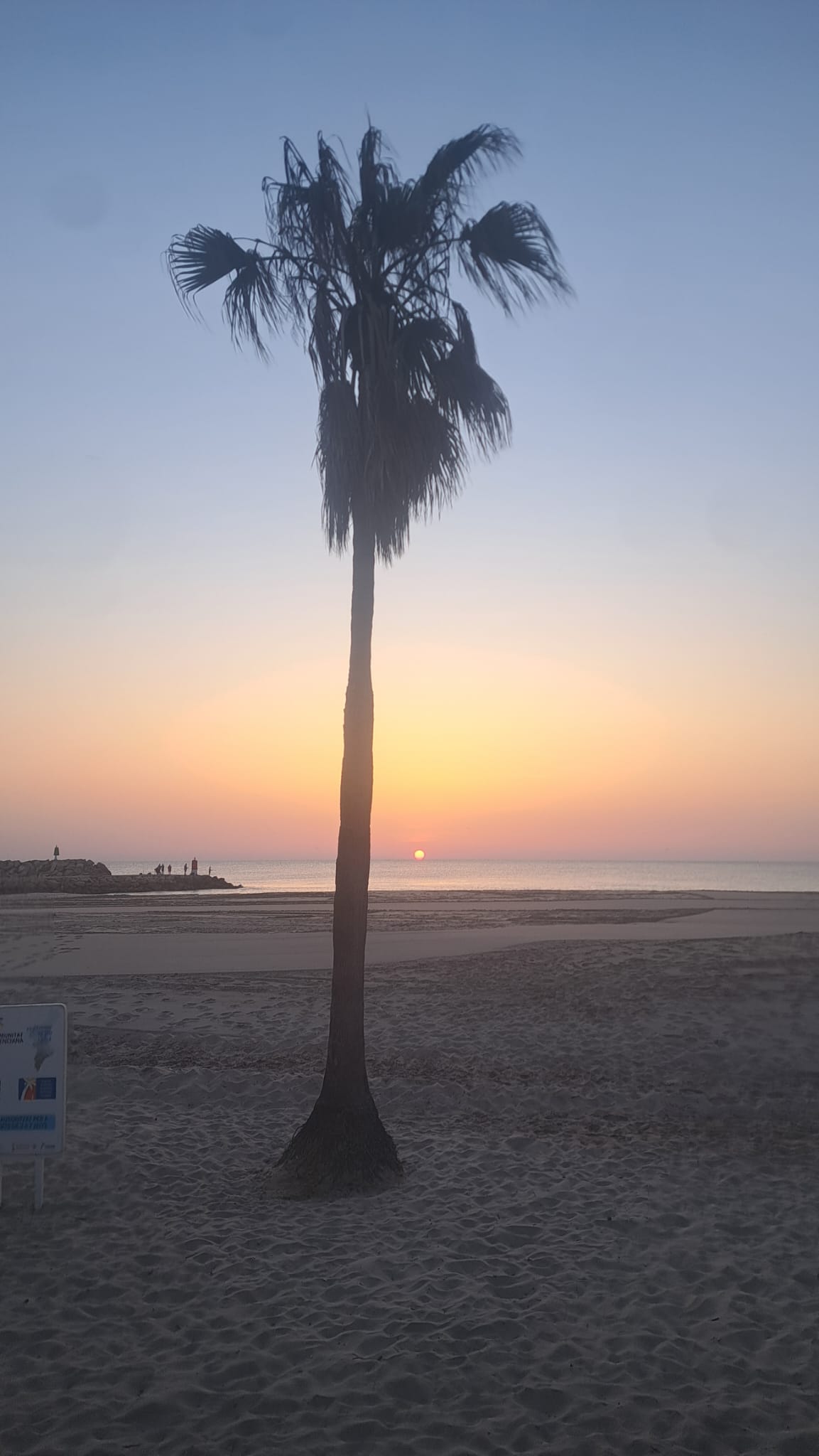 Playa de la Costa Sur de Valencia al amanecer